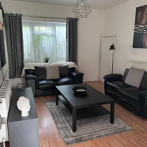 3 Bedroom Garden In East Apartment London