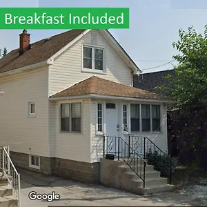 Cozy 3 Bedroom Downtown With Complimentary Breakfast Delivered Daily To The Holiday home Niagara Falls
